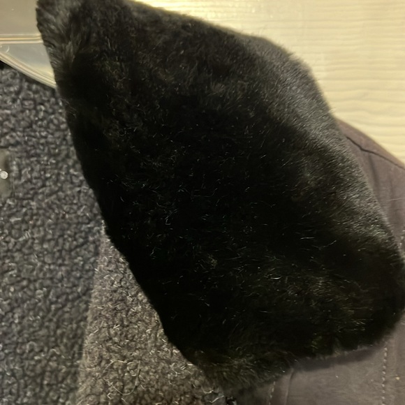 Black lined coat with faux fur collar - Picture 2 of 7
